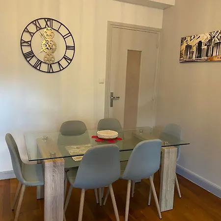 Bel De 72m, Situe Pres De Lyon Avec Parking Gratuit