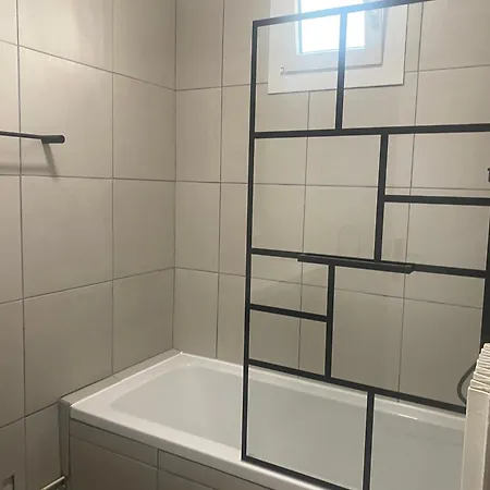 Bel De 72m, Situe Pres De Lyon Avec Parking Gratuit *